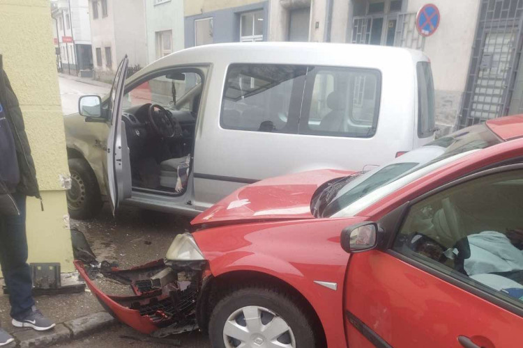 САОБРАЋАЈНА НЕСРЕЋА У БАЊАЛУЦИ: У судару повријеђене 3 особе, међу њима и дијете