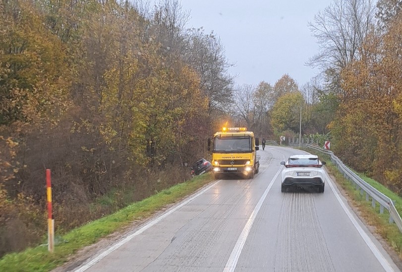 AUTO ZAVRŠILO U KANALU: Saobraćajna nezgoda kod restorana „Mara i lole“