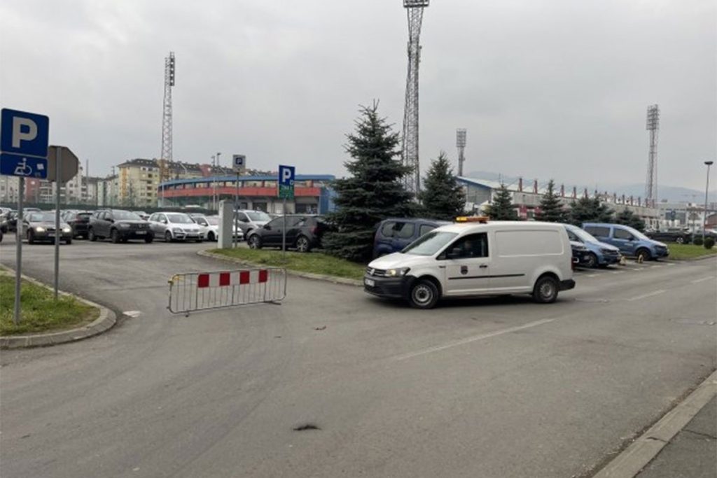 STANIVUKOVIĆ ZATVORIO PARKING KOD VLADE: Radnici ne dozvoljavaju ulazak vozačima