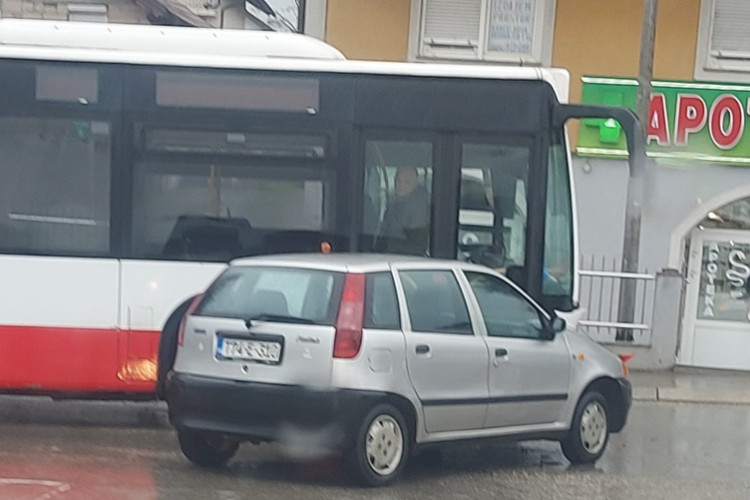 SUDAR AUTOBOBILA I AUTOBUSA U BANJALUCI: Stvorile se gužve u saobraćaju