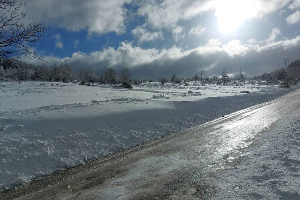 SNIJEG ZAMEO PUT DRVAR-GLAMOČ: Srpski povratnici imaju problem sa nestankom struje