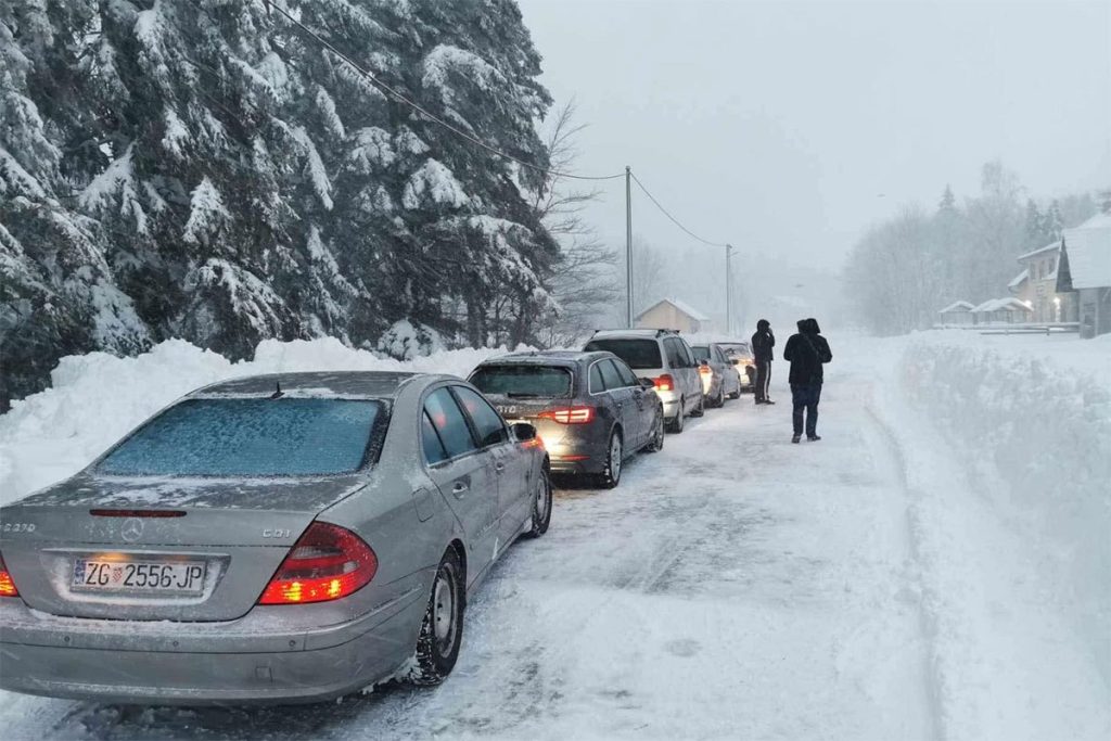 DRVAR ODSJEČEN OD SVIJETA: Putevi opet nisu očišćeni, nadležni ne reaguju