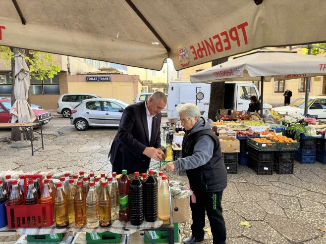 VIŠKOVIĆ NA PIJACI U TREBINJU: Probavao tradicionalne proizvode i razgovarao sa prodavcima (FOTO)