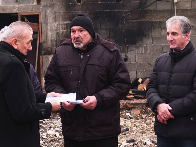 ВРАЋАЈУ ВЈЕРУ У ЉУДЕ: Борци помогли породици Исовић која је у пожару остала без ичега