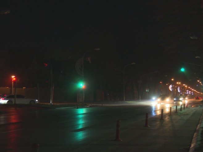 RASVJETE I DALJE NEMA: Centar Banjaluke i institucije u mraku, policijske patrole na ulicama da sačuvaju bezbjednost građana (FOTO)