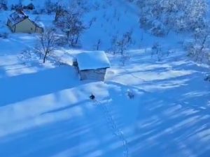 ПУТЕВИ ЗАВЕЈАНИ И НЕПРОХОДНИ: Хеликоптерски сервис Српске наставио са пружањем помоћи угроженом становништву