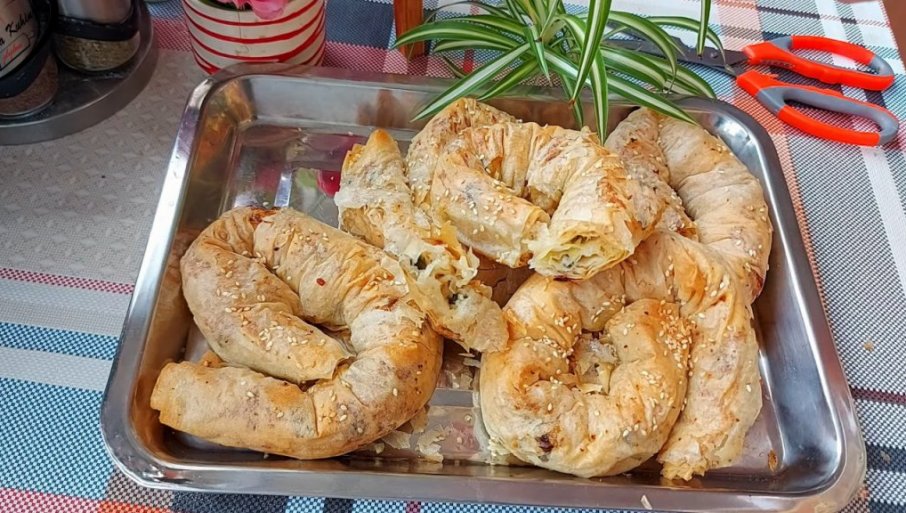 IMA SAMO TRI SASTOJKA: Posna pita sa kiselim kupusom i prazilukom