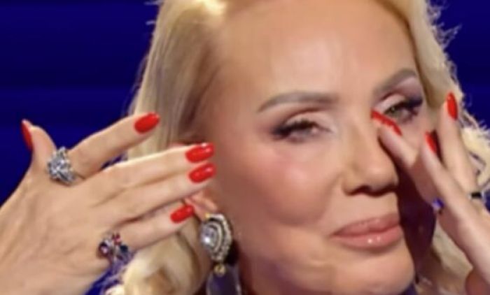 LEPA BRENA SE OGLASILA IZ BOLNICE: Evo šta je poručila pjevačica nakon teške povrede