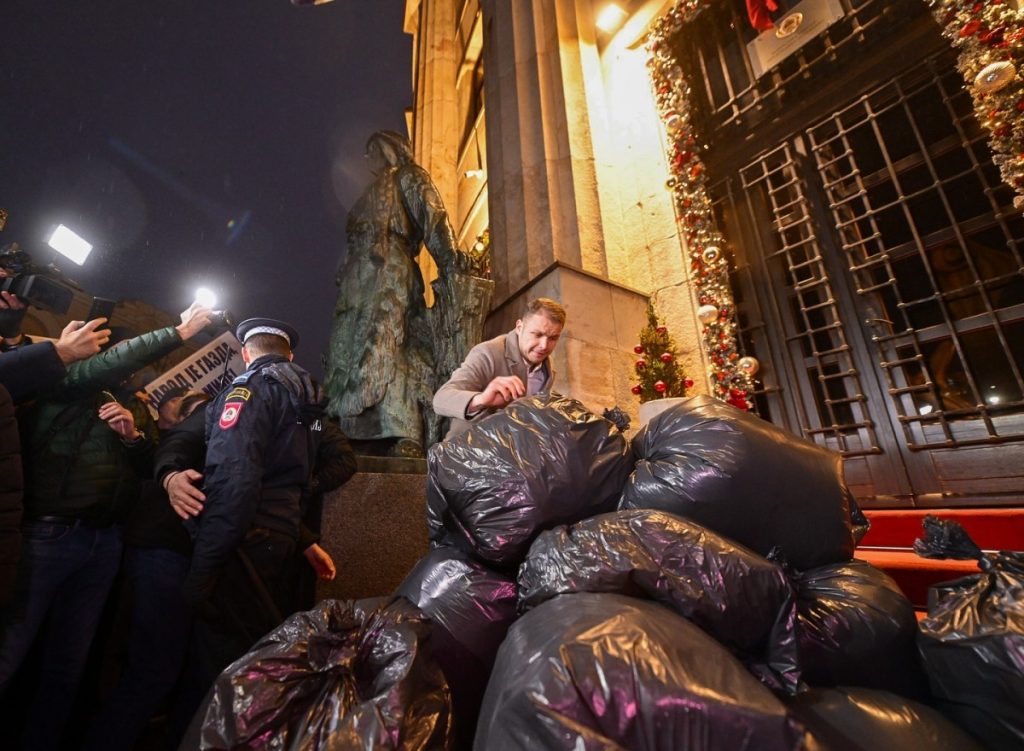 DRAMATIČNO U BANJALUCI: Stanivuković sa vrećama napunjenim lažnim novcem ispred Palate Republike (VIDEO)