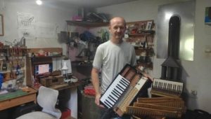 HARMONIKAMA VRAĆA ZVUKE: Dubičanin Zoran Kondić popravlja muzičke instrumente dvije decenije