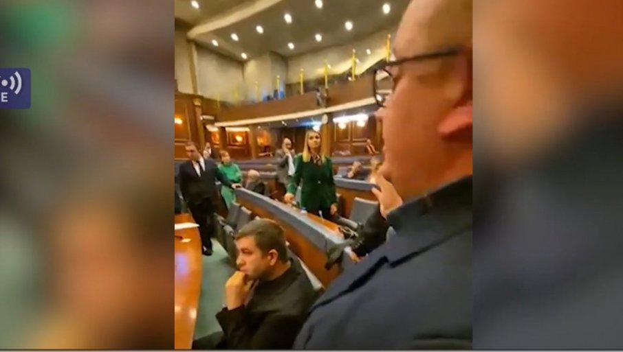 BURNO U PRIŠTINI: Poslanicima Srpske liste onemogućen ulazak na sjednicu Skupštine tzv. Kosova (VIDEO)