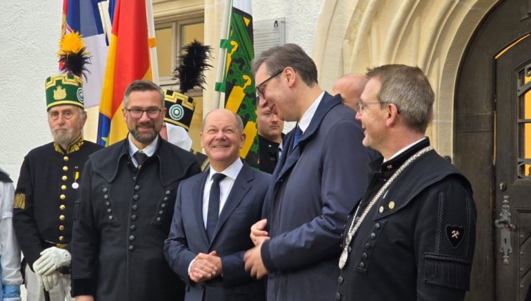 „JAČANJE SARADNJE IZMEĐU SRBIJE I NJEMAČKE“: Vučić sa delegacijom došao u Frajberg, dočekao ga Šolc (FOTO)