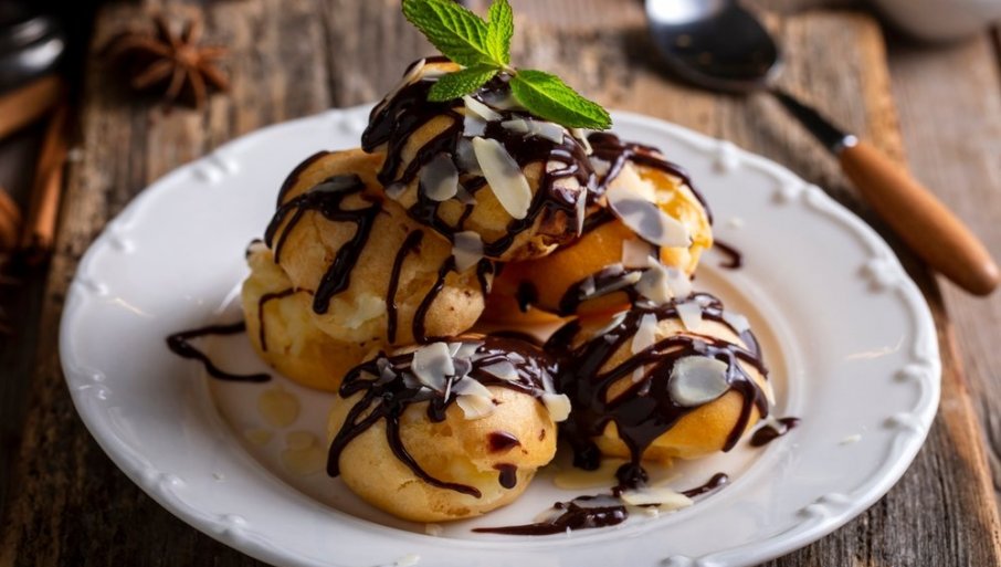 ČOKOLADNE PROFITEROLE: Dezert koji nikoga ne ostavlja ravnodušnim