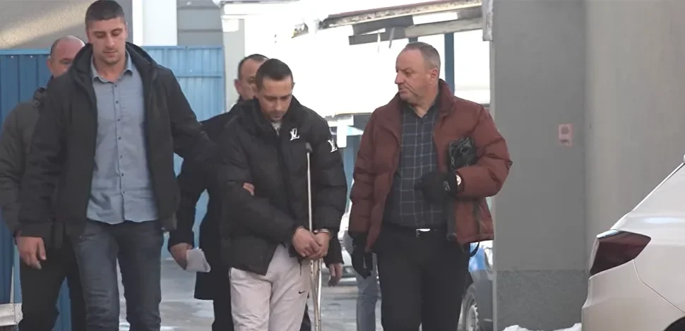 OSMUNJIČENI ZA UBISTVO SUPRUGE IZ BRODA NA ŠTAKAMA DOVEDEN U TUŽILAŠTVO: Povrede zadobio u saobraćajnoj nesreći