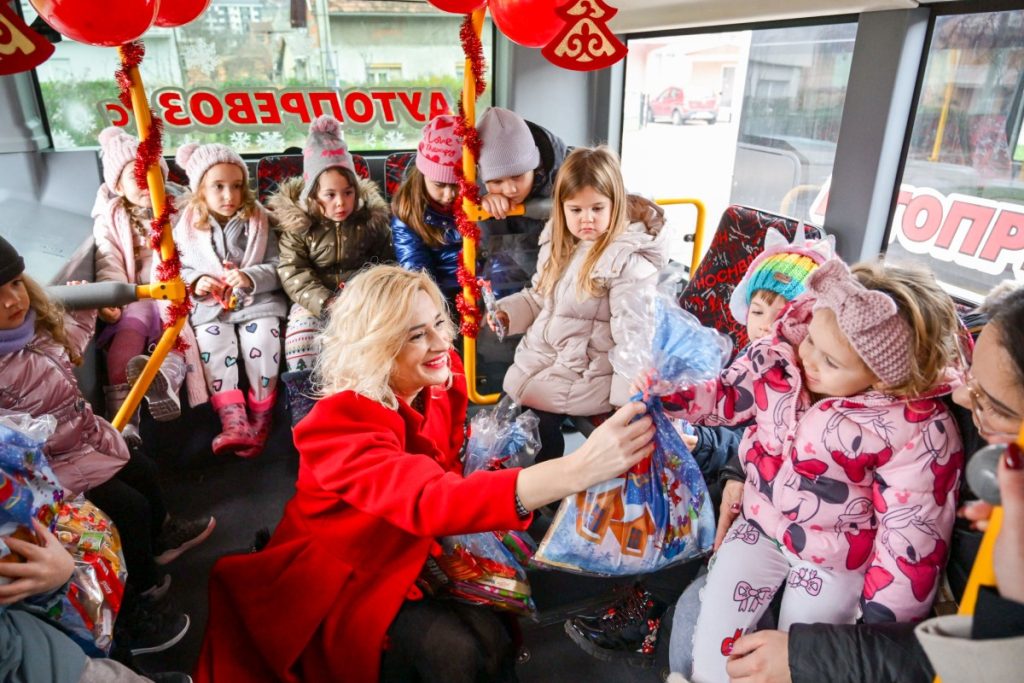 BANJALUKA ČUVA TRADICIJU: Djed Mraz i Sveti Nikola dijelili paketiće mališanima u autobusu (FOTO)