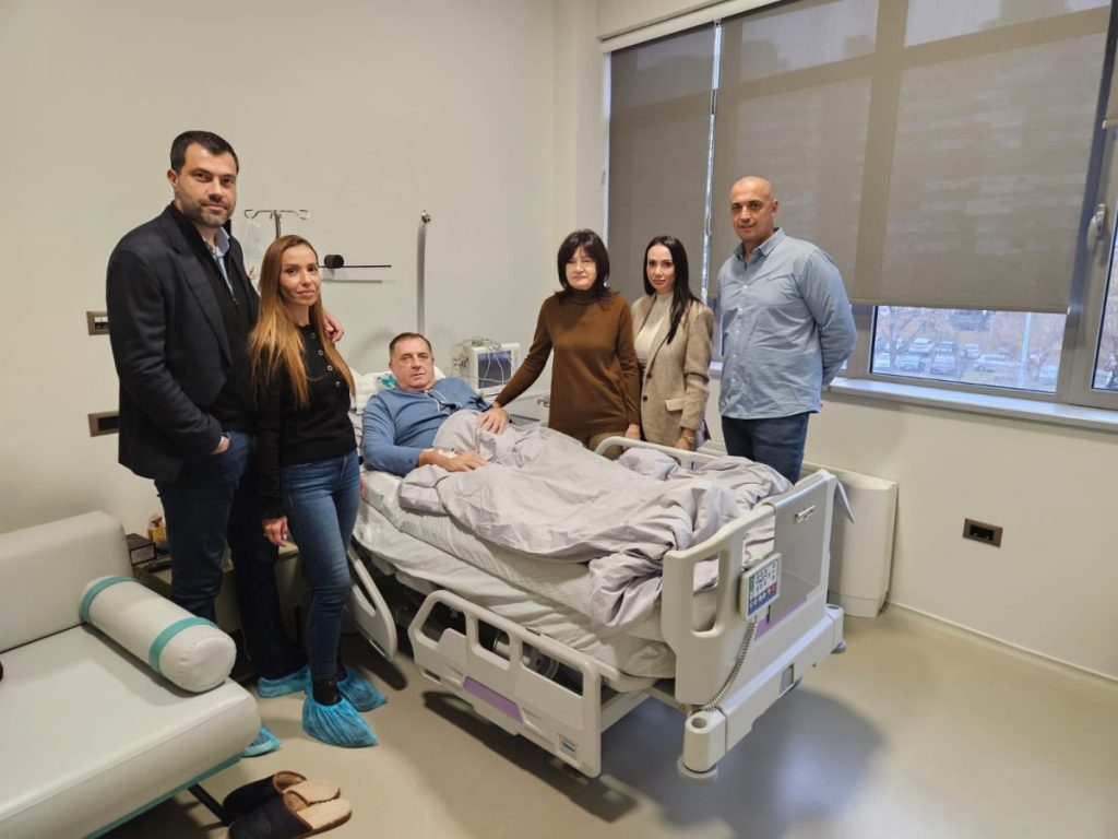 LJUBAV I PODRŠKA NAJBLIŽIH: Porodica posjetila Milorada Dodika u bolnici (FOTO)