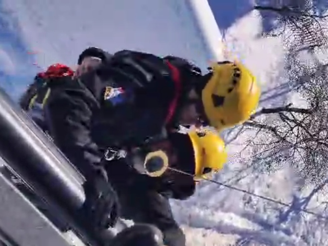 HELIKOPTERSKI SERVIS SRPSKE U AKCIJI: Evakuisan muškarac iz Kneževa (VIDEO)