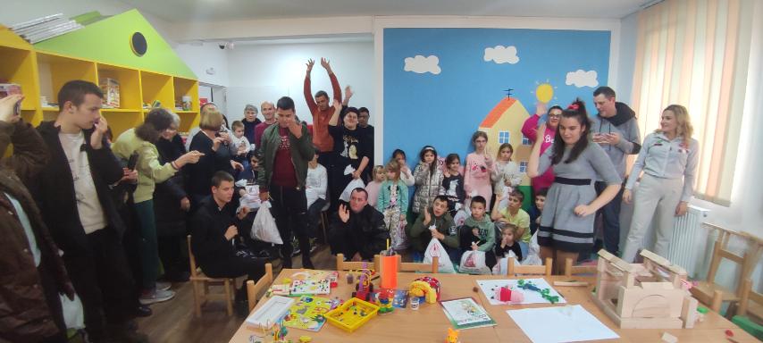 СВЈЕТСКИ ДАН ОСОБА СА ИНВАЛИДИТЕТОМ: Подијељени пакетићи српској дјеци на КиМ (ФОТО)