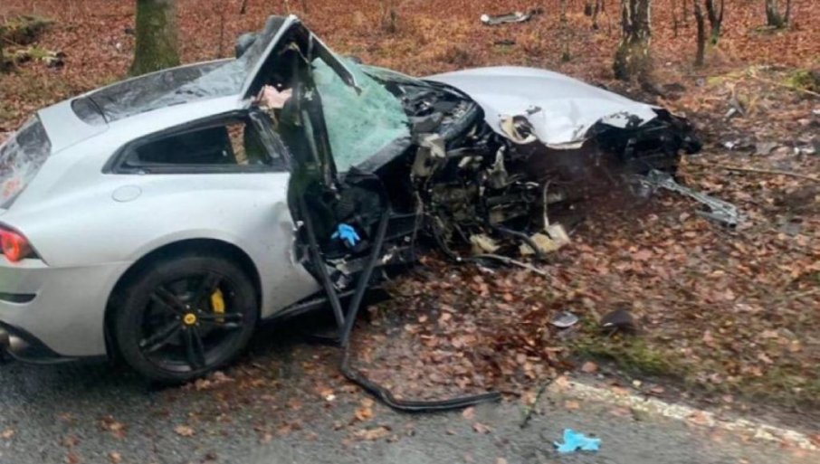 SLAVNI FUDBALER JE 45 MINUTA BIO ZAROBLJEN U OLUPINAMA: Sjekli su auto da bi ga izvukli! (FOTO)