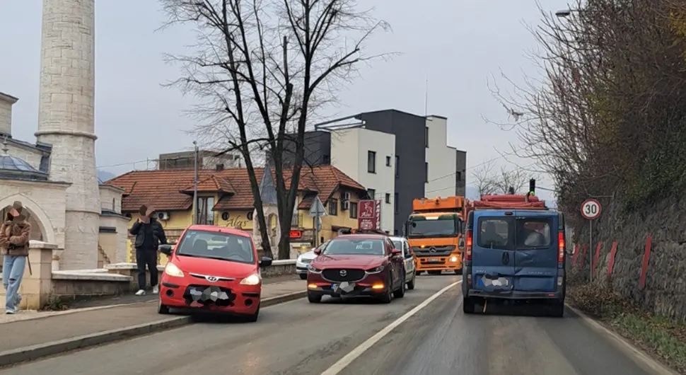 NESREĆA U BANJALUCI: Manji udes stvorio gužvu u gradu (VIDEO)
