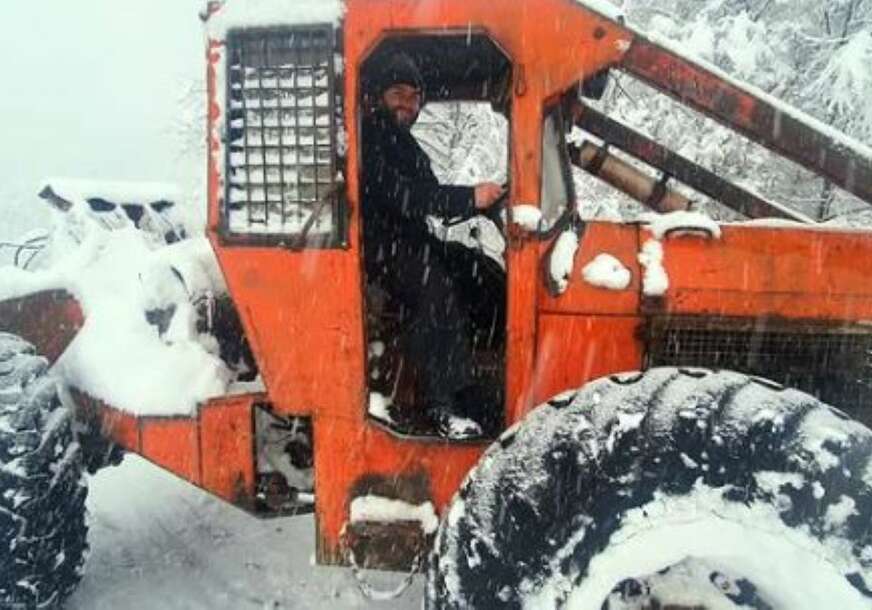 „JESTE ZAPADALO AL’ U VODICU SE MORA“ Sveštenik iz zavijanog sela kod Teslića izazvao lavinu komentara