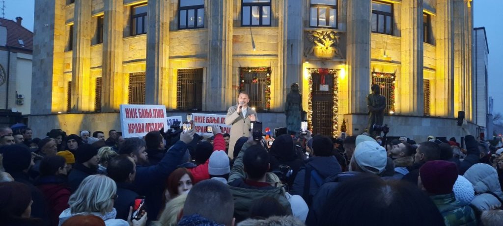 „NIJE BANJALUKA KRAVA MUZARA!“ Protest ispred Gradske uprave Banjaluka, okupljeni traže povlačenje Zakona o budžetskom sistemu (FOTO)