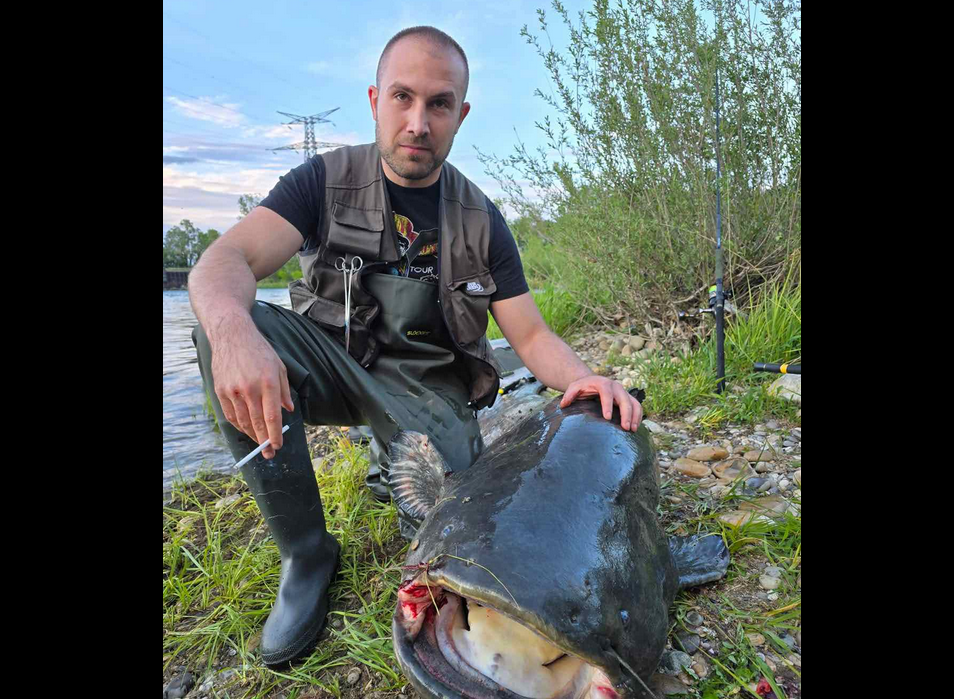 ULOVIO KAPITALCA OD 100 KILOGRAMA: Brođanin u Francuskoj izvukao grdosiju iz rijeke (FOTO)