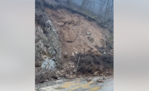 КЛИЗИШТЕ ЗАТВОРИЛО ПУТ: Проблеми у саобраћају у овом дијелу БиХ (ВИДЕО)