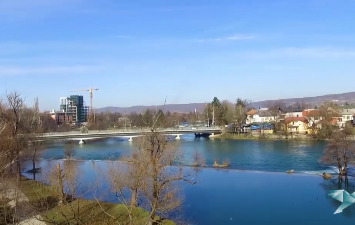 DRAMA U BIHAĆU: Djevojka (19) skočila u ledenu Unu, sugrađanin skočio za njom