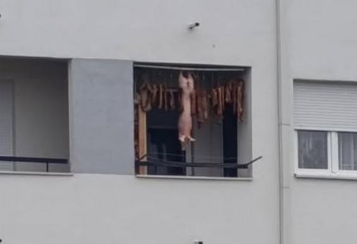 „SPREMA SE ZA SLAVU“ Fotografija praseta i suvog mesa šokirala mnoge (FOTO)