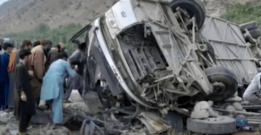 POGINULE 52 OSOBE: Jeziva saobraćajna nesreća na auto-putu u Avganistanu (VIDEO)