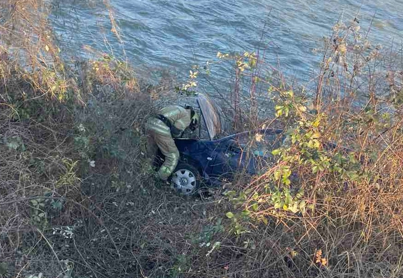 AUTOMOBIL ZAVRŠIO U KORITU SANE: Povrijeđena žena u udesu u prijedorskom naselju (FOTO)