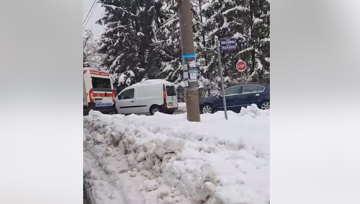 NEOČIŠĆENI PUTEVI PRAVE PROBLEME: Hitna služba ostala zaglavljena u koloni u Banjaluci (FOTO)