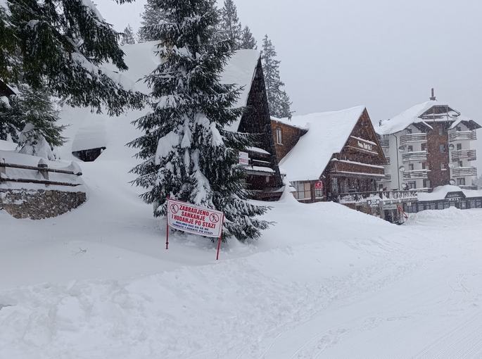 VISINA SNIJEGA METAR I PO: Gosti na Vlašiću zarobljeni