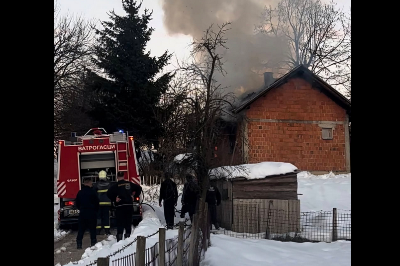 POŽAR KOD PRNJAVORA: Tročlana porodica ostala bez krova nad glavom (VIDEO)