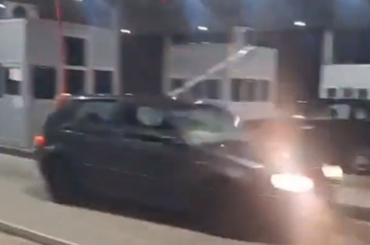 NESREĆA NA GRANICI: Mladić iz BiH bježao od policije pa se zabio u blokadu i poginuo (VIDEO)