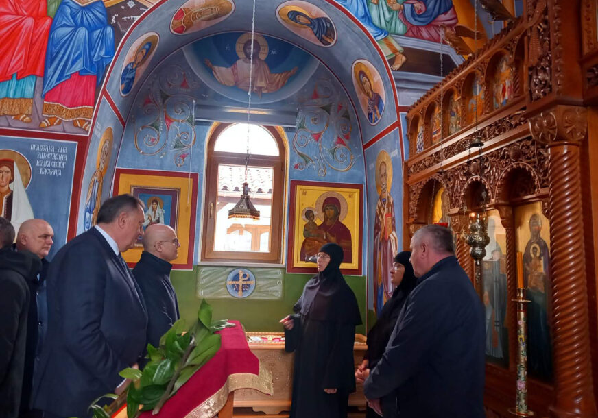 POKLONILI SE MOŠTIMA SVETE ANE: Visoku delegaciju u rodnom selu Svetog Vasilija Ostroškog Čudotvorca dočekale monahinje