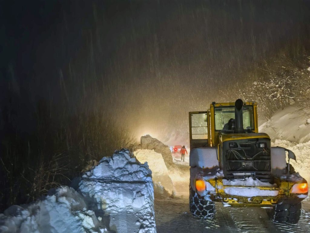 КОЛОНЕ КРЕНУЛЕ: Тешка механизација успјела да пробије сњежне сметове на путу код Дрвара