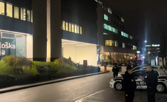 OGRAĐENI SA SVIH STRANA: Policija čuva zgradu Fudbalskog saveza BiH, ni novinari ne mogu prići (VIDEO)