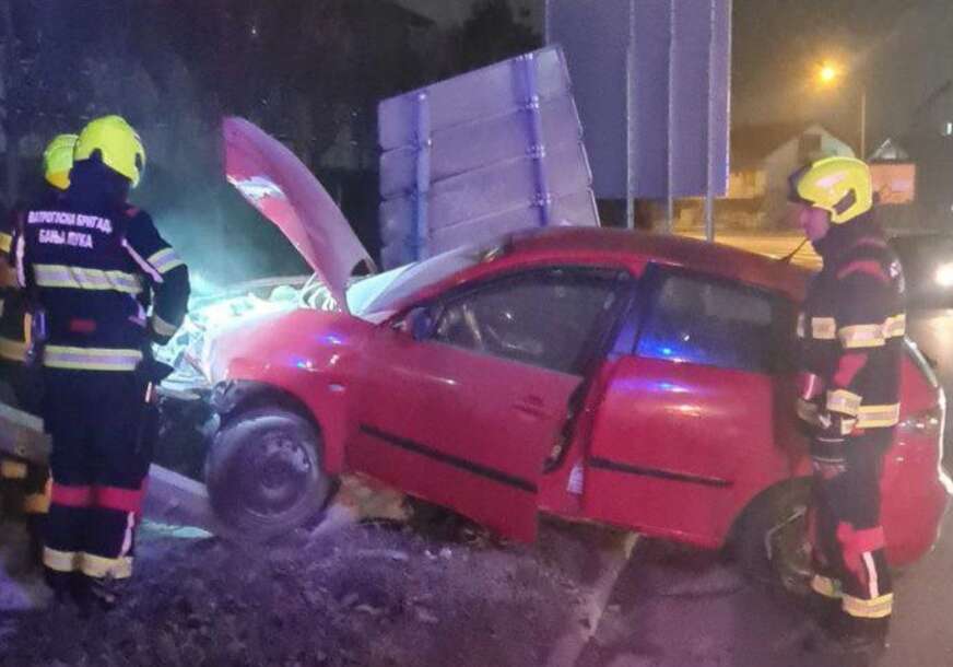 VELIKA MATERIJALNA ŠTETA: Nakon žestokog sudara vatrogasci gasili požar na automobilu u Banjaluci (FOTO)
