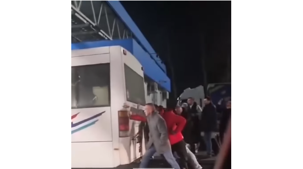 VIRALAN SNIMAK: Autobus na graničnom prelazu Gradiška nije htio da upali, ali kad se vesela ekipa iz BiH udruži, riješi se i to (VIDEO)