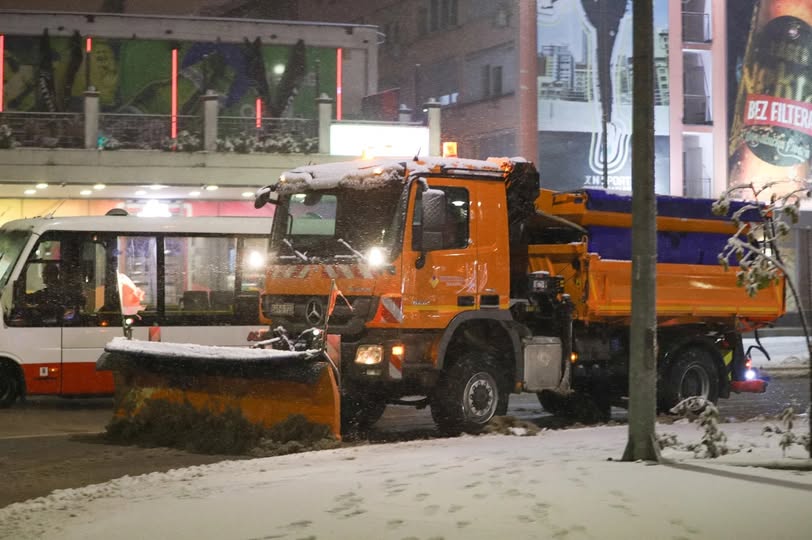 ЧИСТИ СЕ СНИЈЕГ НА ПУТЕВИМА У БАЊАЛУЦИ: Све расположиве службе на терену