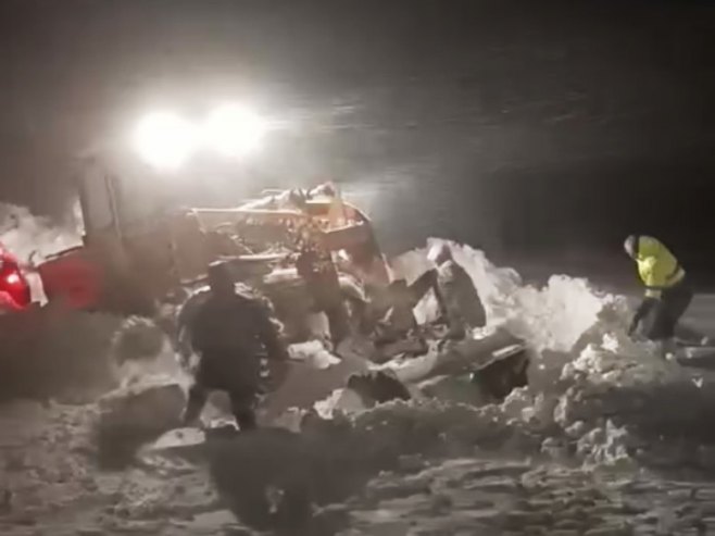 KRITIČNO U DRVARU: Teška mehanizacija pokušava da probije smetove na putu, zameteni automobili zaglavljeni