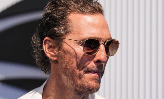 MATJU MEKONAHI ODUŠEVIO SRBE: Slavni glumac nosi srpsku zastavu na grudima (VIDEO)