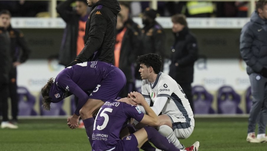 SAIGRAČI U SUZAMA: Poznato stanje fudbalera koji je kolabirao na utakmici Fiorentine i Intera (FOTO)