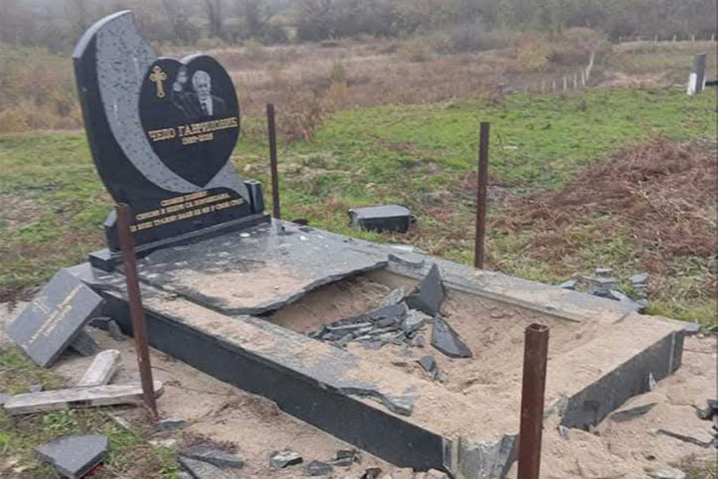 NI MRTVI SRBI U FBiH NEMAJU MIRA: Oskrnavljeni pravoslavni nadgrobni spomenici u Živinicama