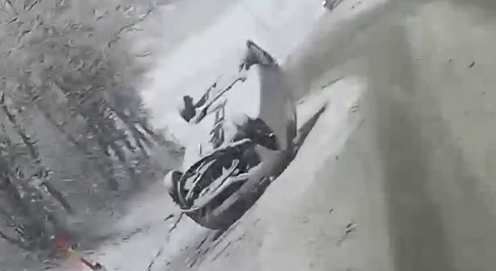 UDES KOD BANJALUKE: Auto na krovu, saobraćaj obustavljen