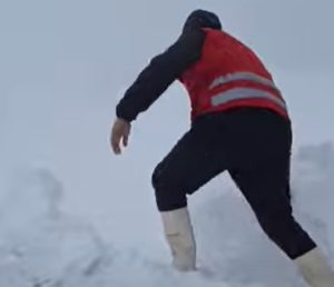 MEDICINARI SE PROBILI KROZ SMETOVE: Pješačili šest kilometara do sela da bi stigli do pacijenta koji ide na dijalizu (VIDEO)