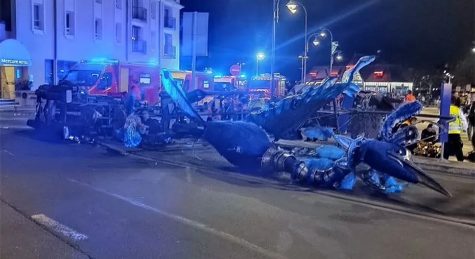 ПОВРИЈЕЂЕНО 13 ОСОБА: Метална конструкција пала на људе на божићној манифестацији