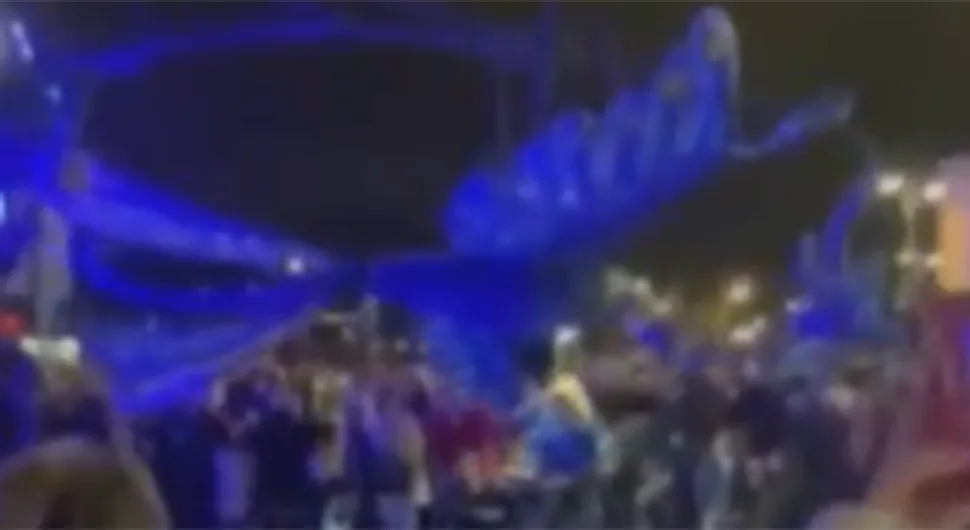 STRAVIČNI PRIZORI: Snimljen trenutak pada metalne konstrukcije na ljude (VIDEO)